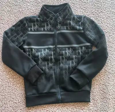 Chaqueta deportiva negra con diseño estampado - miniatura 1