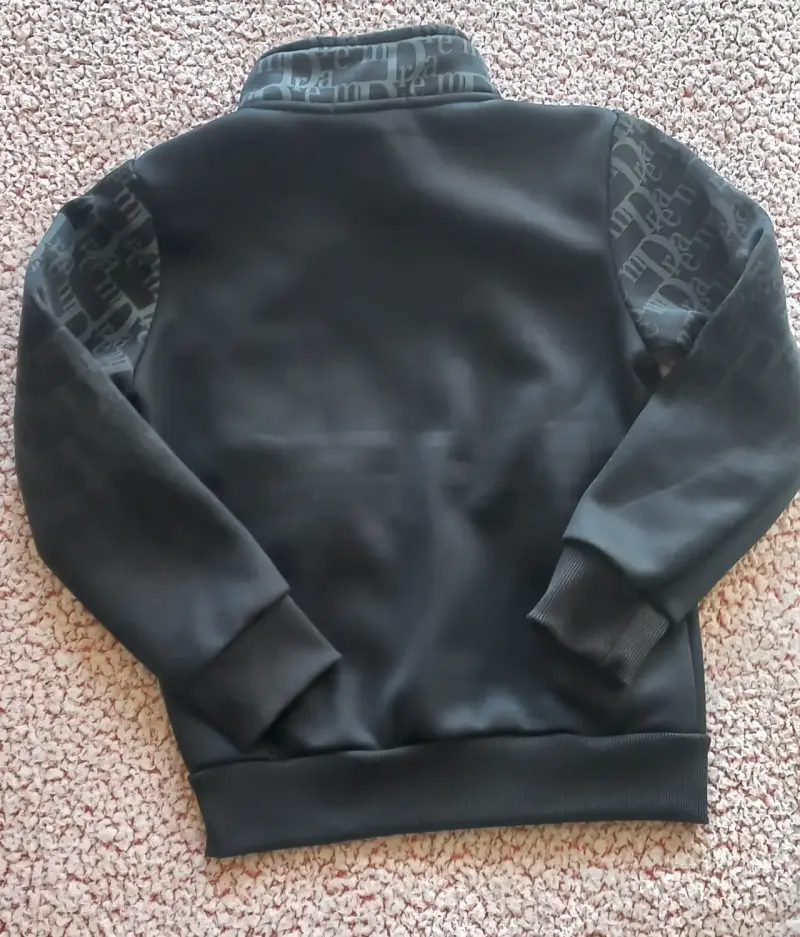 Chaqueta deportiva negra con diseño estampado - 2