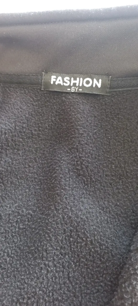 Chaqueta deportiva negra con diseño estampado - 3