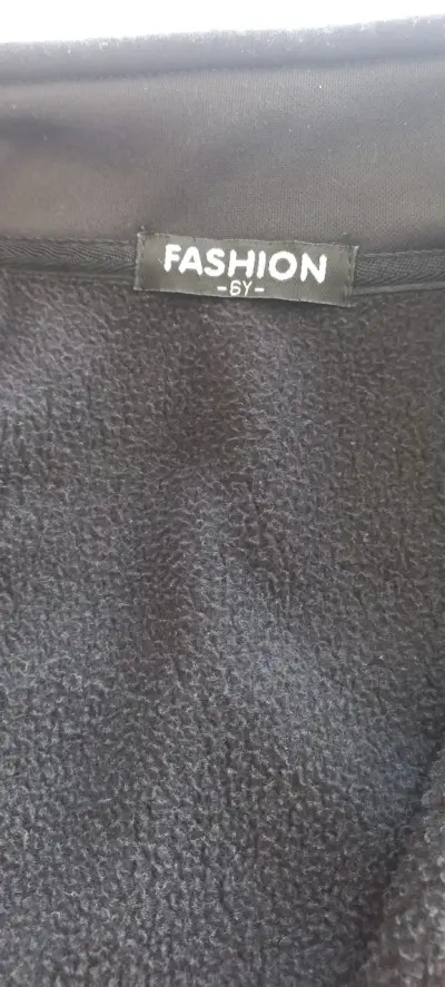 Chaqueta deportiva negra con diseño estampado - miniatura 3