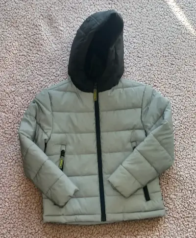 Chaqueta acolchada con capucha para niños - miniatura 2