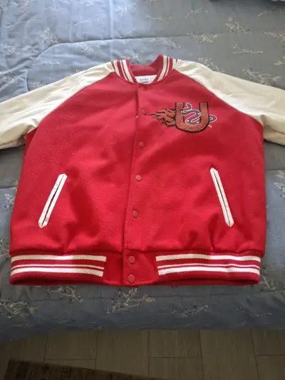 Chaqueta tipo varsity roja con logo mujer - miniatura 1