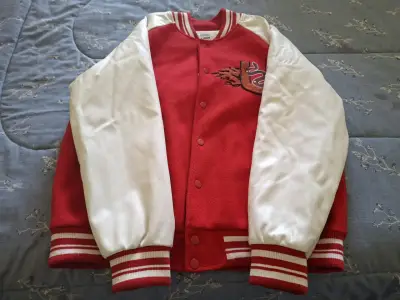 Chaqueta tipo varsity roja con logo mujer - miniatura 2