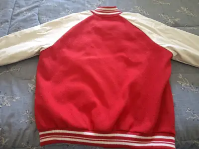 Chaqueta tipo varsity roja con logo mujer - miniatura 3
