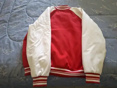 Chaqueta tipo varsity roja con logo mujer - miniatura 4