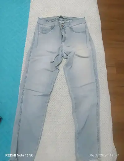 Jeans ajustados para mujer en azul claro y oscuro - miniatura 1
