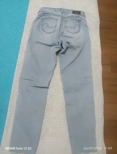 Jeans ajustados para mujer en azul claro y oscuro - miniatura 2