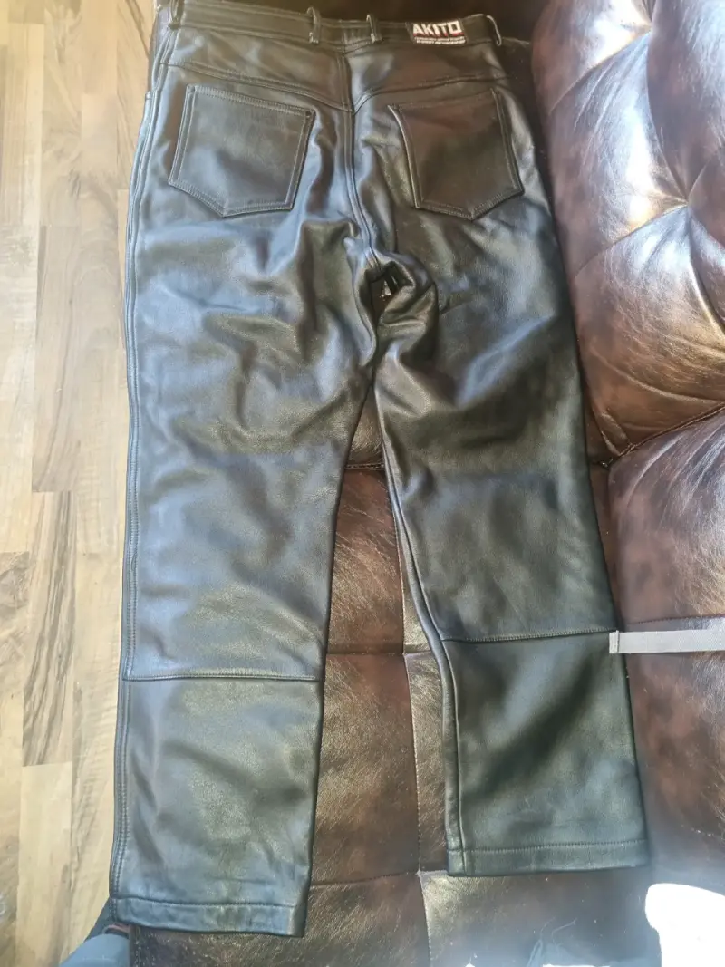 Pantalones de cuero negro Akito para motociclista