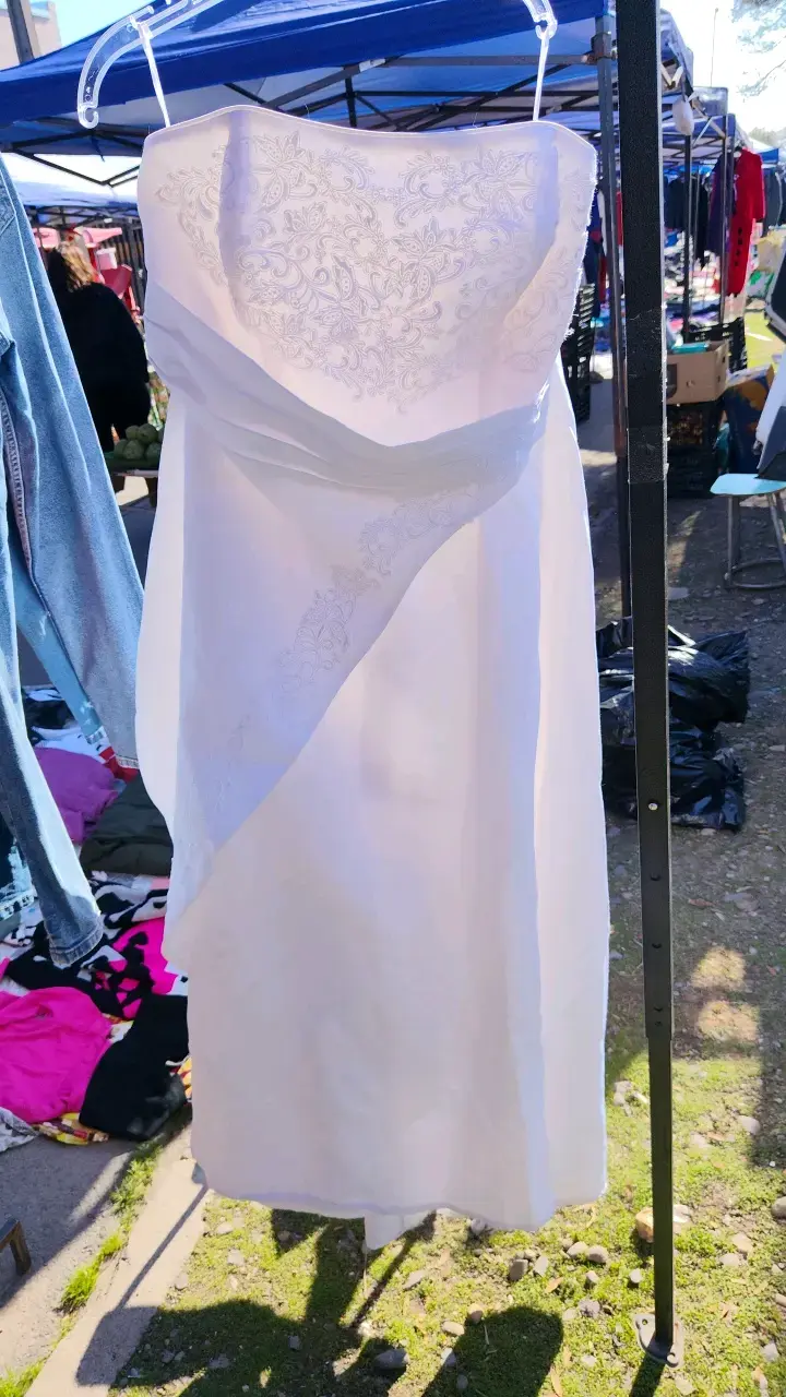 Vestido de novia blanco con bordados - 1