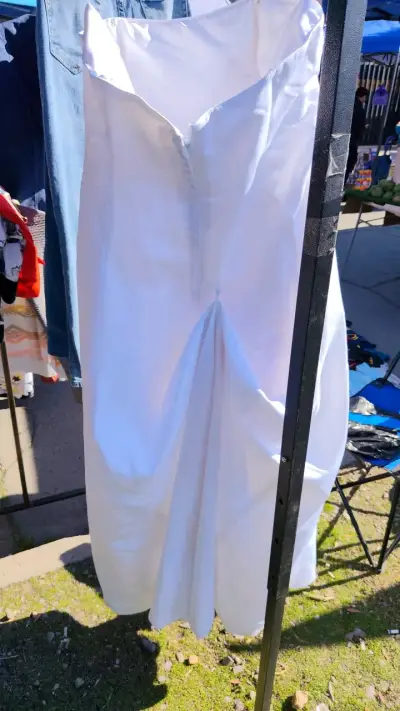 Vestido de novia blanco con bordados - miniatura 2