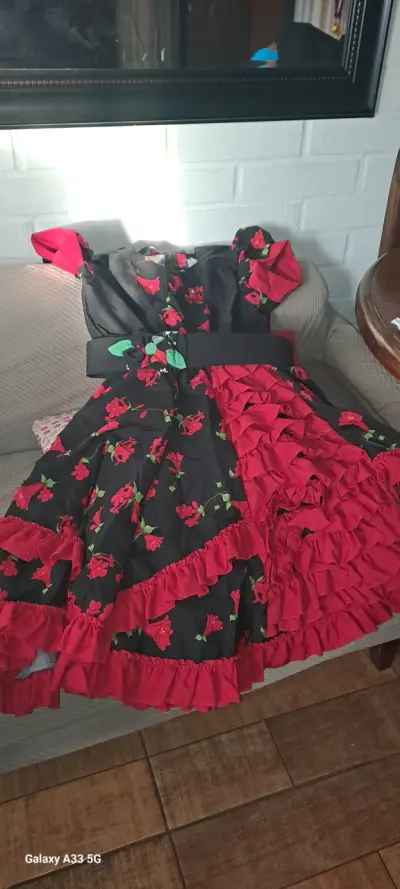 Vestido huasa  negro con flores rojas - miniatura 1