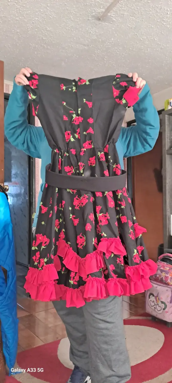 Vestido huasa  negro con flores rojas - 2
