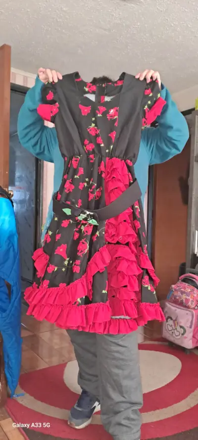 Vestido huasa  negro con flores rojas - miniatura 3