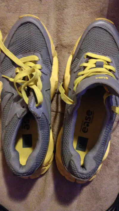 Zapatillas deportivas grises y amarillas para hombre - miniatura 1