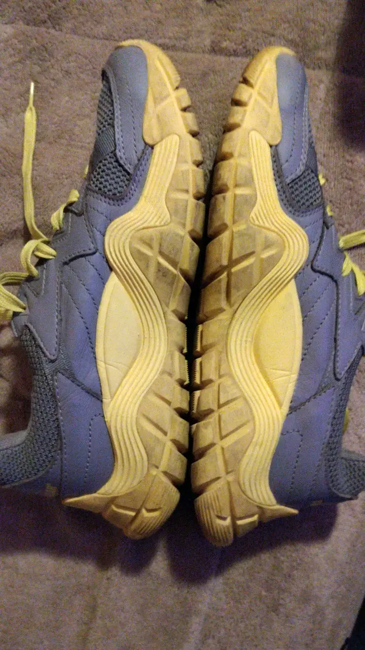 Zapatillas deportivas grises y amarillas para hombre - 3