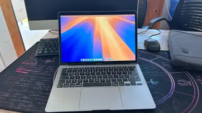 MacBook Air M1 2020 en buen estado - miniatura 1