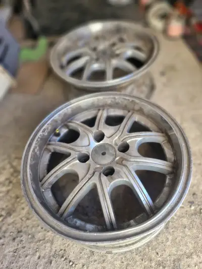 Llantas de aleación para auto usadas - miniatura 1