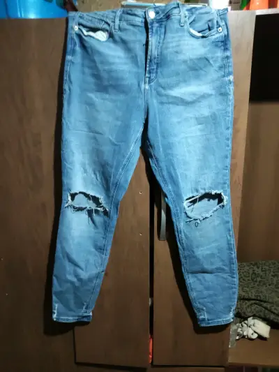 Jeans de mezclilla rasgados para mujer - miniatura 2