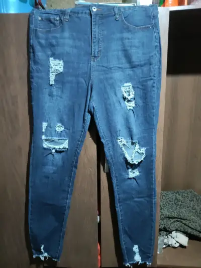 Jeans de mezclilla rasgados para mujer - miniatura 3