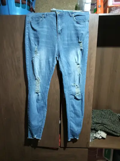 Jeans de mezclilla rasgados para mujer - miniatura 4