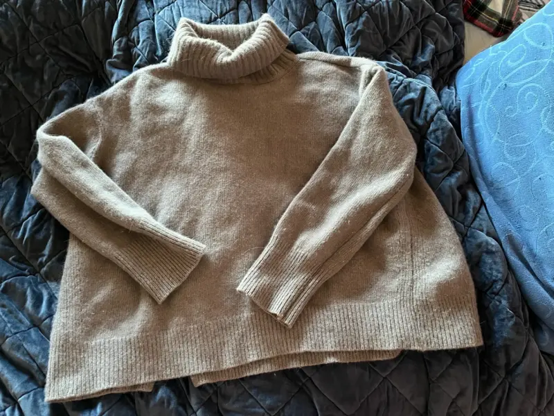 Suéter de lana gris con cuello alto - 1