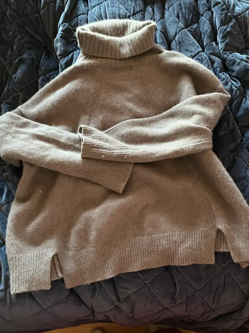 Suéter de lana gris con cuello alto - 3