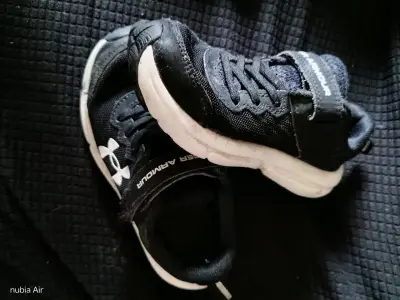 Zapatillas negras Under Armour  niño N-32 - miniatura 1