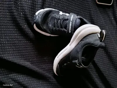 Zapatillas negras Under Armour  niño N-32 - miniatura 2