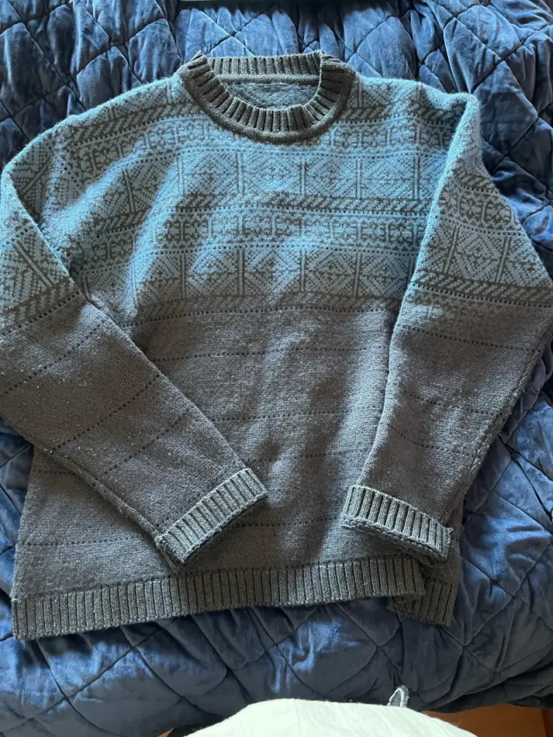 Suéter de lana merino gris con diseño geométrico - 1
