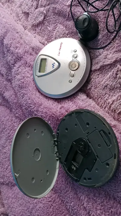 Reproductor de CD portátil Sony Walkman con adaptador - miniatura 1