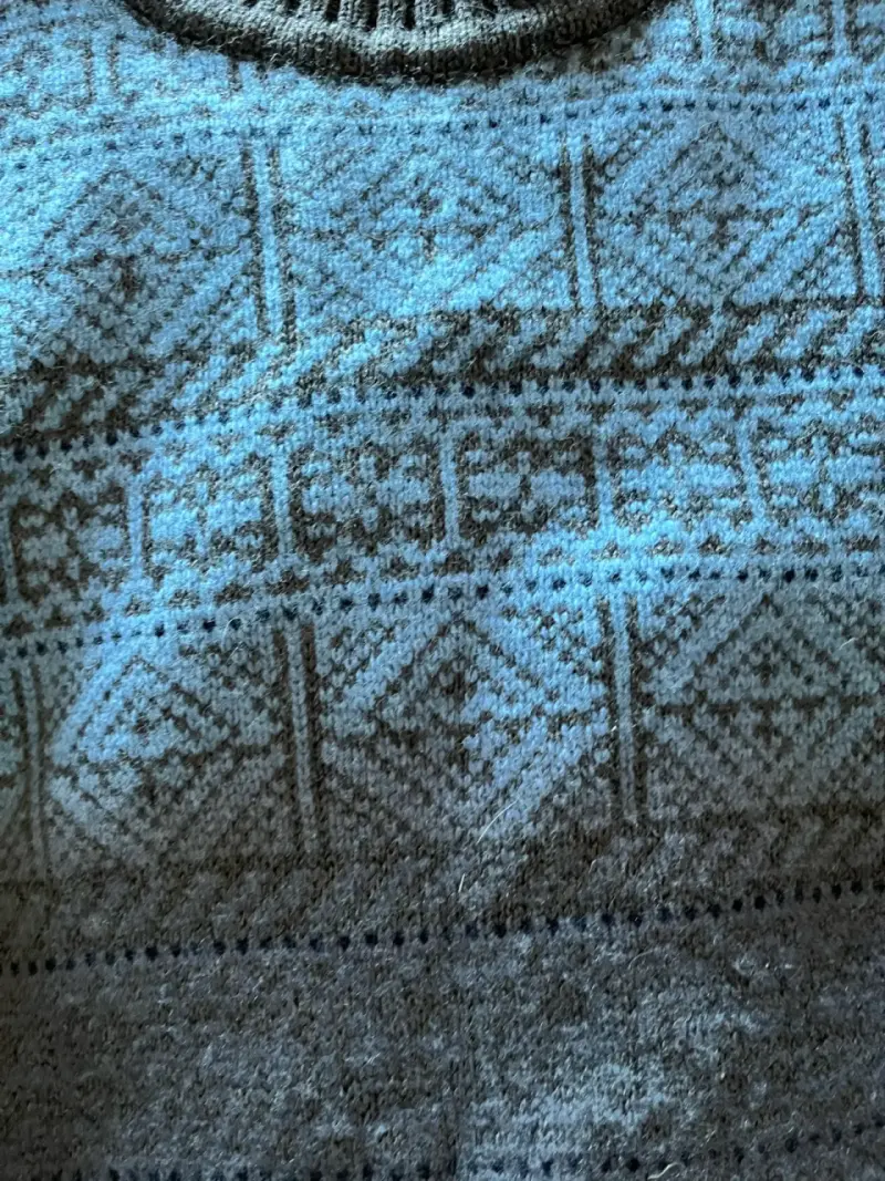 Suéter de lana merino gris con diseño geométrico - 2