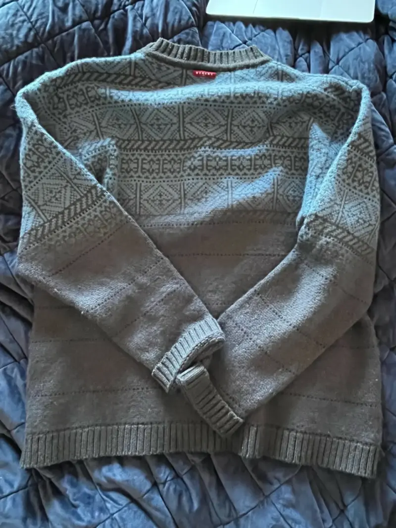 Suéter de lana merino gris con diseño geométrico - 5