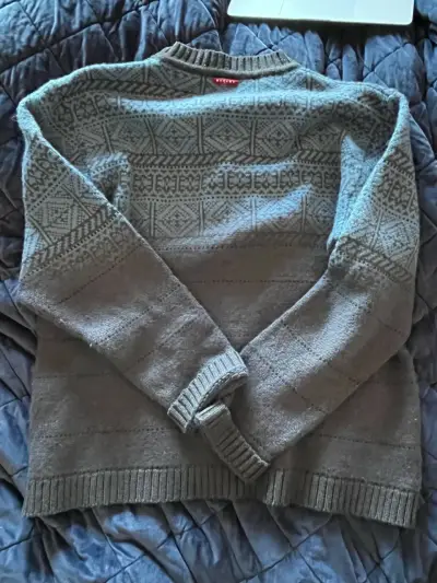 Suéter de lana merino gris con diseño geométrico - miniatura 5