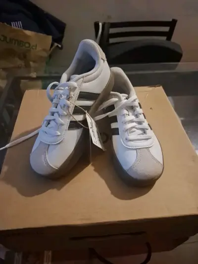 Zapatillas deportivas blancas con rayas negras - miniatura 1