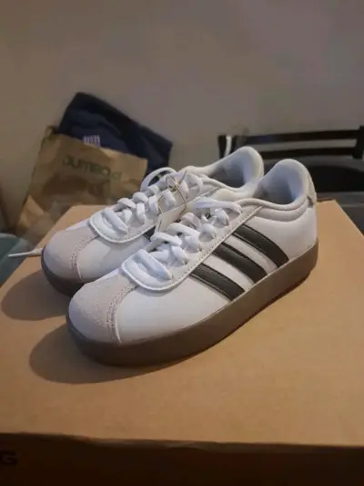 Zapatillas deportivas blancas con rayas negras - miniatura 2