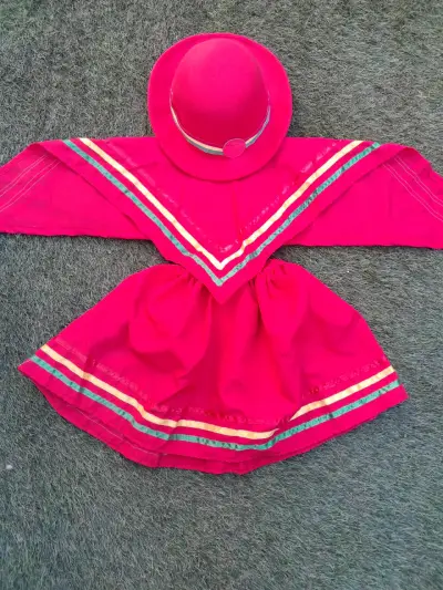 Vestido tradicional rojo con sombrero - miniatura 1