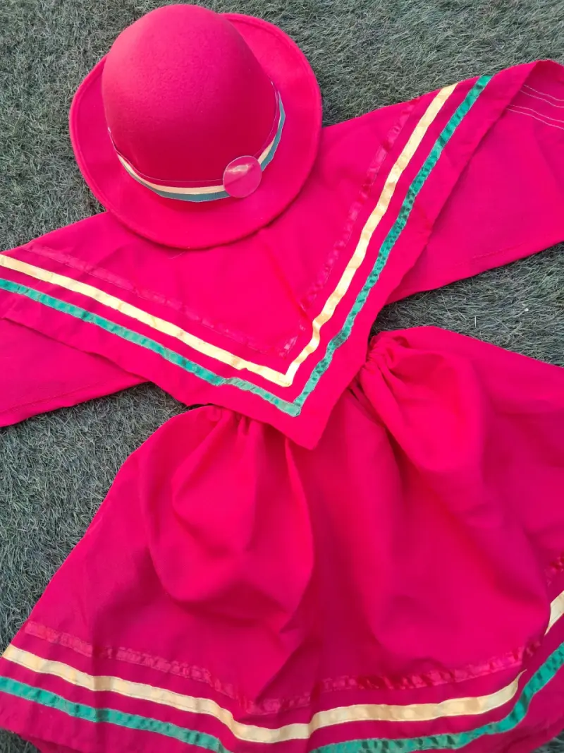 Vestido tradicional rojo con sombrero - 2