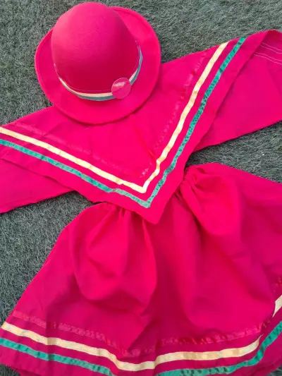 Vestido tradicional rojo con sombrero - miniatura 2