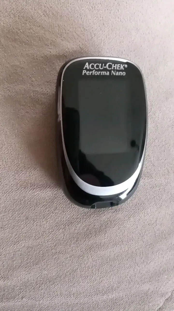 Glucómetro Accu-Chek Performa Nano en buen estado - 1