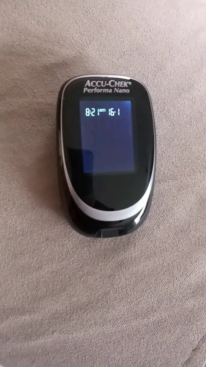 Glucómetro Accu-Chek Performa Nano en buen estado - 2