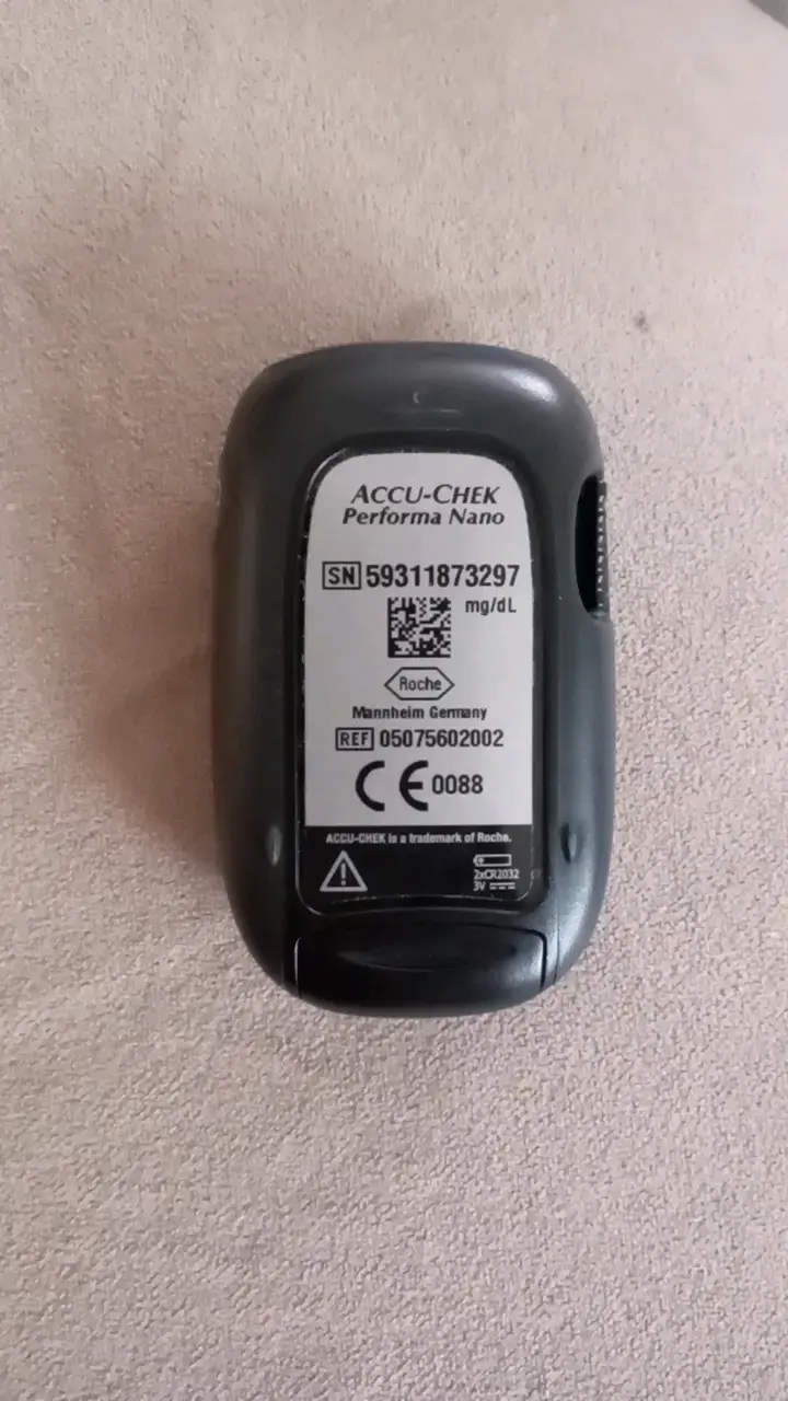 Glucómetro Accu-Chek Performa Nano en buen estado - 3