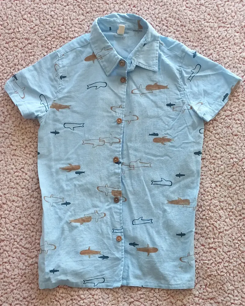 Camisa de niño azul con estampado de tiburones