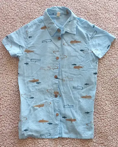 Camisa de niño azul con estampado de tiburones - miniatura 1