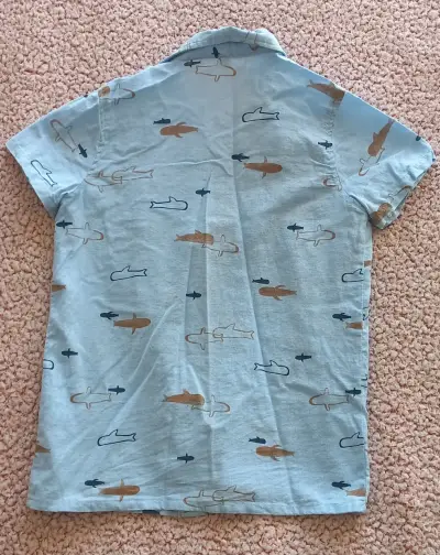 Camisa de niño azul con estampado de tiburones - miniatura 2