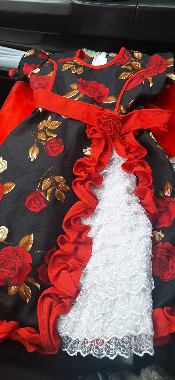 Vestido de niña con diseño floral y volantes - 4