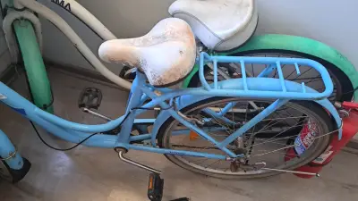 Bicicleta urbana azul con canasto Totem - miniatura 2