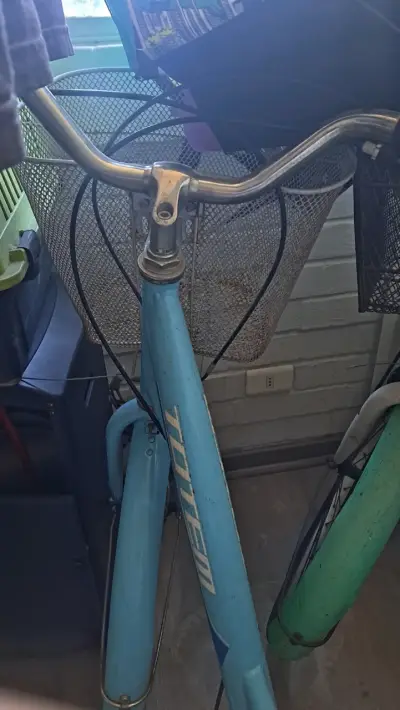 Bicicleta urbana azul con canasto Totem - miniatura 4