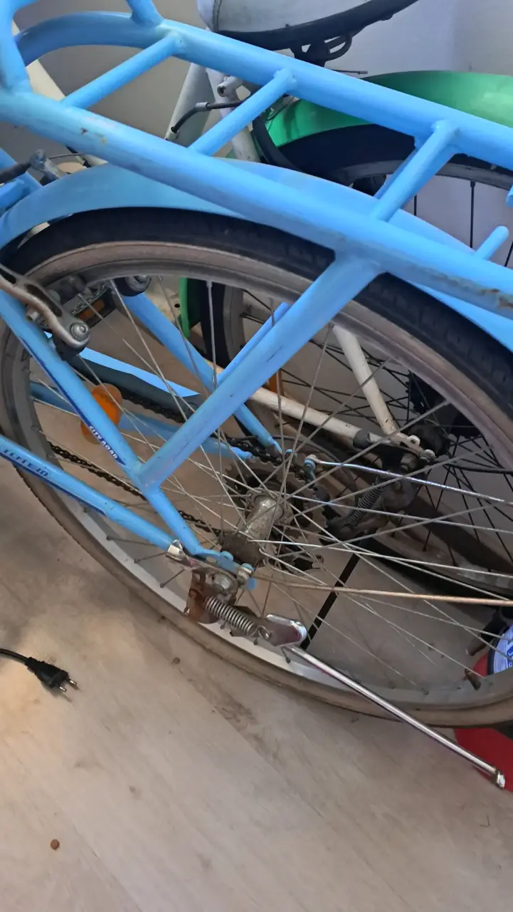 Bicicleta urbana azul con canasto Totem - 5