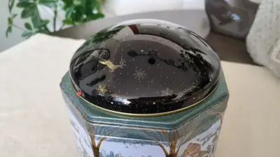 Caja decorativa navideña con luz y música - miniatura 2