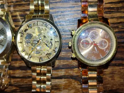 Set de 4 relojes dorados para hombre - miniatura 2